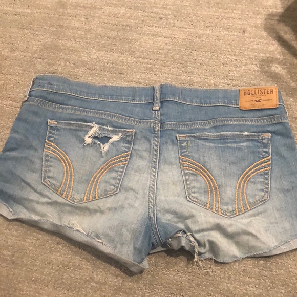 Light distressed Hollister shorts - Picture 2 of 2
